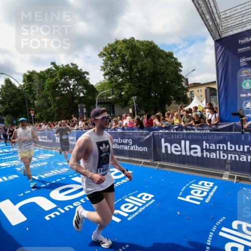 29.06.2025 - hella hamburg halbmarathon Zöllner http://msf.ph/oto/8405979 29.06.2025 10:40:59 Ziel 1677, 7378, 9547, 10369, 10934, 11922, 12088, 12385, 13029, 13158, 14661, 15689, 16347, 17032, 17720, 18173 meine-sportfotos.de
