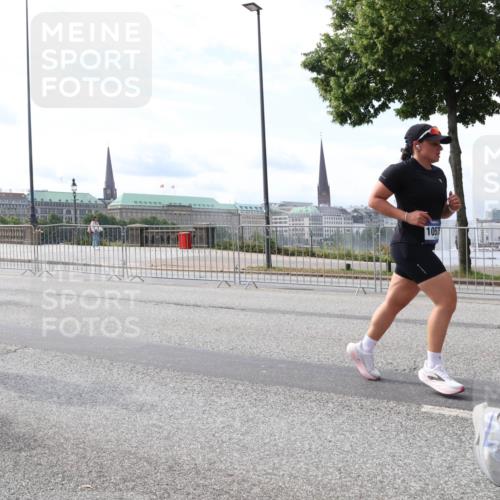 29.06.2025 - hella hamburg halbmarathon Lena Gebhardt http://msf.ph/oto/8405981 29.06.2025 10:16:39 Lombardsbrücke 12911, 1057, 1117, 1212, 1240, 1244, 1403, 1599, 1602, 1825, 2347, 2835, 2912, 3030, 3088, 3134, 3156, 3176, 3450, 3484, 3648, 3687, 4478, 4583, 4637, 5036, 5037, 5294, 6024, 6328, 6488, 6742, 6941, 6948, 7158, 7358, 7360, 7753, 7924, 8295, 8317, 8597, 8619, 8645, 8707, 8847, 8857, 9091, 9208, 9332, 9492, 9628, 9664, 9676, 9810, 9881, 10076, 10139, 10141, 10183, 10232, 10990, 11344, 11345 meine-sportfotos.de