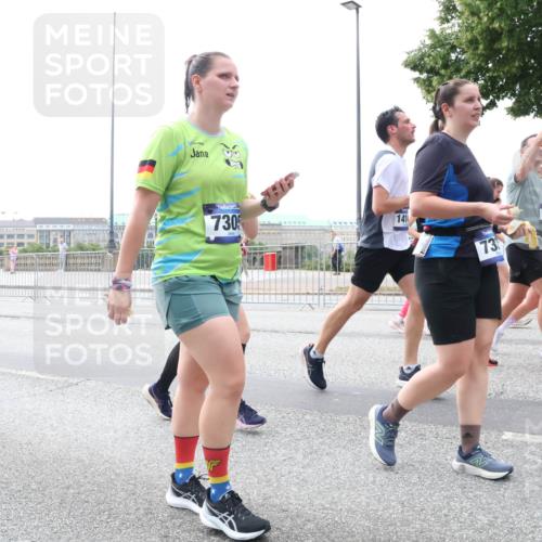 29.06.2025 - hella hamburg halbmarathon Lena Gebhardt http://msf.ph/oto/8405987 29.06.2025 10:50:24 Lombardsbrücke 730, 141, 73, 164, 1259, 1487, 1511, 1828, 2047, 3203, 3680, 3701, 3710, 3805, 3838, 3897, 4090, 4168, 4642, 4695, 4961, 5119, 5131, 5749, 5751, 5997, 6680, 6830, 7505, 7677, 7721, 7722, 7755, 7938, 8254, 8299, 8833, 8834, 9096, 9605, 9933, 9940, 10060, 10286, 10617, 10744, 11030, 11426, 11696, 11716, 11760, 12079, 13127, 13128, 13309, 13381, 13744, 13846, 13887, 14102, 14144, 14505, 14591, 14940, 15017, 15230, 15416, 15626 meine-sportfotos.de