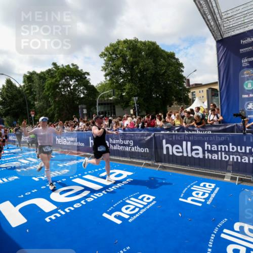 29.06.2025 - hella hamburg halbmarathon Zöllner http://msf.ph/oto/8405990 29.06.2025 10:41:01 Ziel 1677, 2949, 6550, 9547, 9755, 10934, 11062, 11922, 12088, 12385, 13029, 13158, 15689, 16347, 17032, 17720, 18173 meine-sportfotos.de