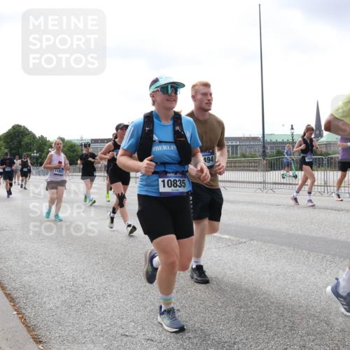 29.06.2025 - hella hamburg halbmarathon Lena Gebhardt http://msf.ph/oto/8405994 29.06.2025 10:41:18 Lombardsbrücke 4775, 11851, 494, 1731, 10835, 1314, 1317, 1536, 1542, 1731, 2153, 2229, 2258, 2805, 2858, 3344, 3532, 3533, 3623, 4234, 4412, 4415, 4530, 4610, 4638, 4774, 4775, 5086, 5225, 5549, 5688, 5689, 5753, 5928, 5942, 6088, 6098, 6250, 6474, 6793, 6842, 6894, 7022, 7023, 7661, 7821, 7829, 8293, 8385, 8429, 8430, 8586, 8751, 8769, 8878, 8992, 9009, 9237, 9962, 10181, 10269, 10348, 10407, 10483, 10644, 10835, 11053, 11166 meine-sportfotos.de