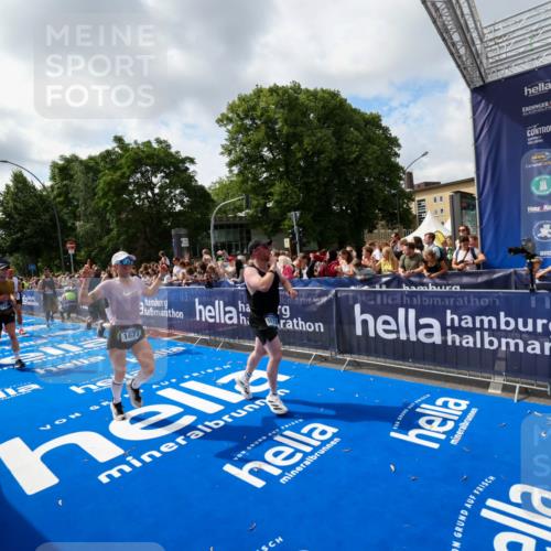 29.06.2025 - hella hamburg halbmarathon Zöllner http://msf.ph/oto/8405998 29.06.2025 10:41:01 Ziel 1677, 2949, 6550, 9547, 9755, 10934, 11062, 11922, 12088, 12385, 13029, 13158, 15689, 16347, 17032, 17720, 18173 meine-sportfotos.de
