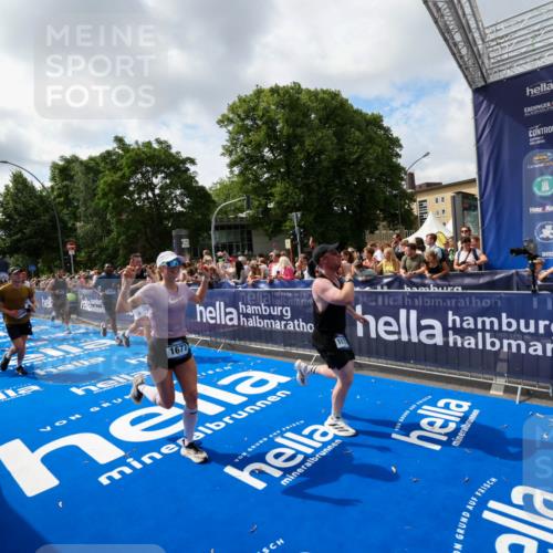 29.06.2025 - hella hamburg halbmarathon Zöllner http://msf.ph/oto/8406004 29.06.2025 10:41:02 Ziel 1677, 2949, 6550, 6683, 9755, 11062, 11922, 12088, 12385, 13029, 13158, 15689, 16347, 17032, 17720, 17971, 18173 meine-sportfotos.de