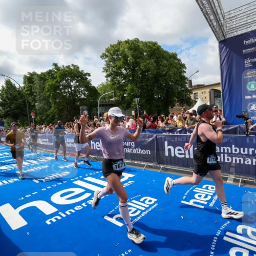 29.06.2025 - hella hamburg halbmarathon Zöllner http://msf.ph/oto/8406012 29.06.2025 10:41:02 Ziel 1677, 2949, 6550, 6683, 9755, 11062, 11922, 12088, 12385, 13029, 13158, 15689, 16347, 17032, 17720, 17971, 18173 meine-sportfotos.de