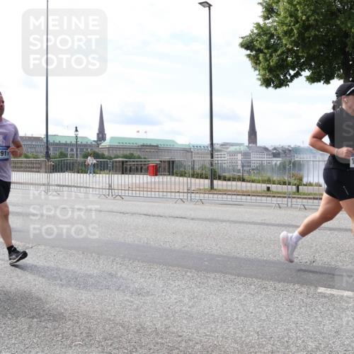 29.06.2025 - hella hamburg halbmarathon Lena Gebhardt http://msf.ph/oto/8406013 29.06.2025 10:16:39 Lombardsbrücke 10076, 12911, 105, 1117, 1212, 1240, 1244, 1403, 1599, 1602, 1825, 2347, 2835, 2912, 3030, 3088, 3134, 3156, 3176, 3450, 3484, 3648, 3687, 4478, 4583, 4637, 5036, 5037, 5294, 6024, 6328, 6488, 6742, 6941, 6948, 7158, 7358, 7360, 7753, 7924, 8295, 8317, 8597, 8619, 8645, 8707, 8847, 8857, 9091, 9208, 9332, 9492, 9628, 9664, 9676, 9810, 9881, 10076, 10139, 10141, 10183, 10232, 10990, 11344, 11345 meine-sportfotos.de