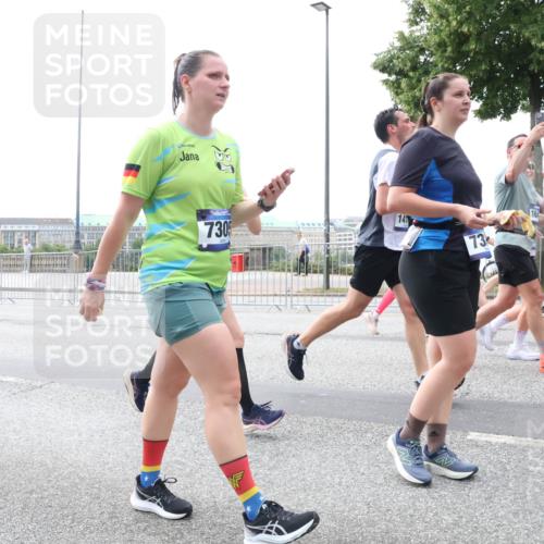 29.06.2025 - hella hamburg halbmarathon Lena Gebhardt http://msf.ph/oto/8406022 29.06.2025 10:50:24 Lombardsbrücke 730, 14, 73, 164, 1259, 1487, 1511, 1828, 2047, 3203, 3680, 3701, 3710, 3805, 3838, 3897, 4090, 4168, 4642, 4695, 4961, 5119, 5131, 5749, 5751, 5997, 6680, 6830, 7505, 7677, 7721, 7722, 7755, 7938, 8254, 8299, 8833, 8834, 9096, 9605, 9933, 9940, 10060, 10286, 10617, 10744, 11030, 11426, 11696, 11716, 11760, 12079, 13127, 13128, 13309, 13381, 13744, 13846, 13887, 14102, 14144, 14505, 14591, 14940, 15017, 15230, 15416, 15626 meine-sportfotos.de