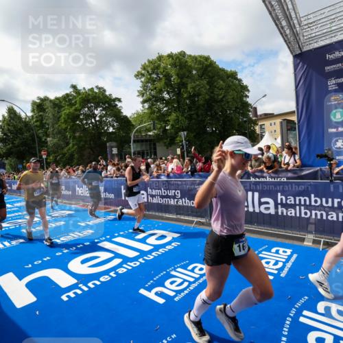 29.06.2025 - hella hamburg halbmarathon Zöllner http://msf.ph/oto/8406025 29.06.2025 10:41:02 Ziel 1677, 2949, 6550, 6683, 9755, 11062, 11922, 12088, 12385, 13029, 13158, 15689, 16347, 17032, 17720, 17971, 18173 meine-sportfotos.de