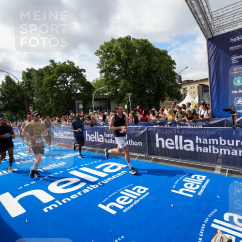29.06.2025 - hella hamburg halbmarathon Zöllner http://msf.ph/oto/8406042 29.06.2025 10:41:02 Ziel 1677, 2949, 6550, 6683, 9755, 11062, 11922, 12088, 12385, 13029, 13158, 15689, 16347, 17032, 17720, 17971, 18173 meine-sportfotos.de
