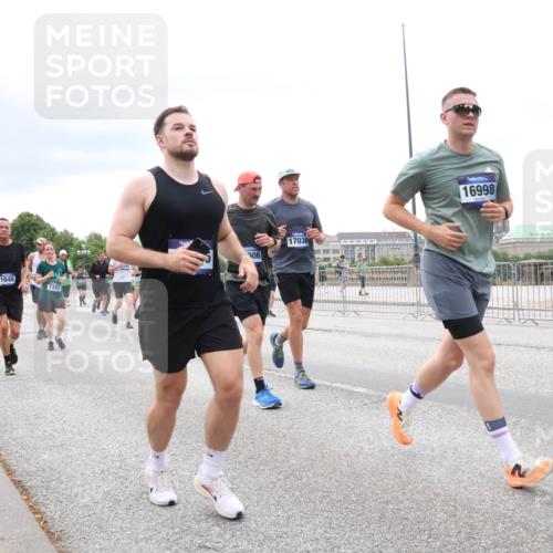 29.06.2025 - hella hamburg halbmarathon Lena Gebhardt http://msf.ph/oto/8406050 29.06.2025 10:58:43 Lombardsbrücke 1646, 1376, 06, 17036, 16998, 1001, 1326, 1365, 1380, 1514, 1646, 1845, 2043, 2057, 2449, 2621, 2649, 2929, 3231, 3416, 3540, 3565, 3868, 4042, 4043, 4117, 4225, 4294, 4577, 4648, 5159, 5655, 5732, 5988, 6010, 6330, 6341, 6554, 6588, 6633, 6638, 6702, 6927, 7095, 7096, 7443, 7617, 7664, 7870, 7933, 7957, 7967, 8076, 8489, 8545, 8547, 8592, 8701, 8752, 9123, 9221, 9225, 9239, 9563, 9636, 9889, 9960, 9982, 10498 meine-sportfotos.de