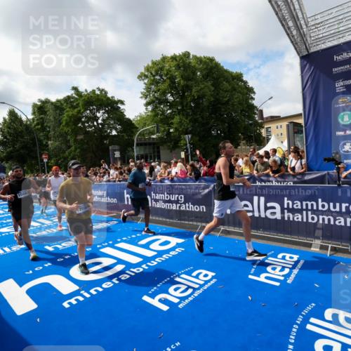 29.06.2025 - hella hamburg halbmarathon Zöllner http://msf.ph/oto/8406056 29.06.2025 10:41:03 Ziel 1677, 2949, 6550, 6683, 9358, 9755, 11062, 11922, 12088, 12385, 13029, 13158, 15689, 16347, 17032, 17100, 17620, 17720, 17971 meine-sportfotos.de
