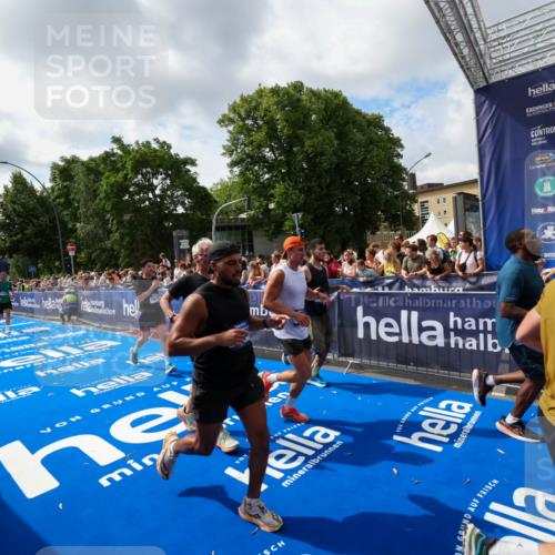 29.06.2025 - hella hamburg halbmarathon Zöllner http://msf.ph/oto/8406069 29.06.2025 10:41:04 Ziel 2949, 4871, 6550, 6683, 9358, 9755, 11062, 11922, 12088, 12385, 13029, 13158, 15689, 16347, 17032, 17100, 17620, 17720, 17971, 18045, 18049 meine-sportfotos.de