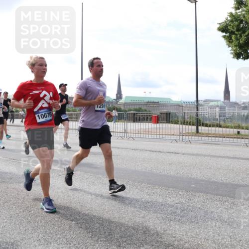 29.06.2025 - hella hamburg halbmarathon Lena Gebhardt http://msf.ph/oto/8406079 29.06.2025 10:16:39 Lombardsbrücke 6488, 100, 1236, 10076, 1291, 1117, 1212, 1240, 1244, 1403, 1599, 1602, 1825, 2347, 2835, 2912, 3030, 3088, 3134, 3156, 3176, 3450, 3484, 3648, 3687, 4478, 4583, 4637, 5036, 5037, 5294, 6024, 6328, 6488, 6742, 6941, 6948, 7158, 7358, 7360, 7753, 7924, 8295, 8317, 8597, 8619, 8645, 8707, 8847, 8857, 9091, 9208, 9332, 9492, 9628, 9664, 9676, 9810, 9881, 10076, 10139, 10141, 10183, 10232, 10990, 11344, 11345 meine-sportfotos.de