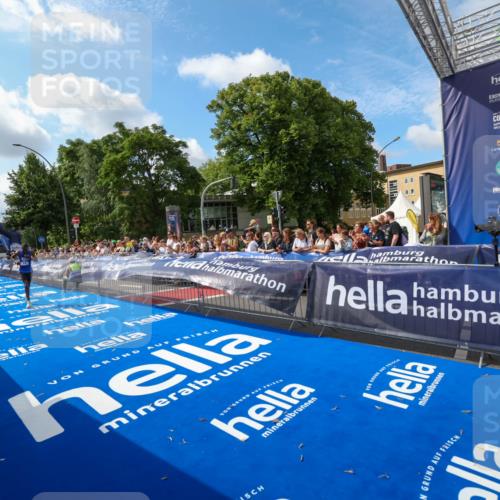 29.06.2025 - hella hamburg halbmarathon Zöllner http://msf.ph/oto/8406081 29.06.2025 10:06:33 Ziel 14 meine-sportfotos.de