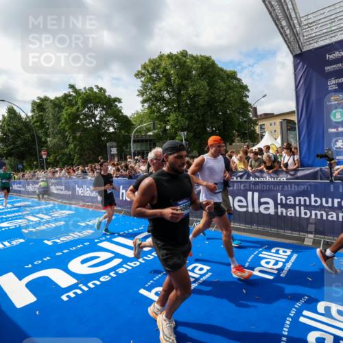 29.06.2025 - hella hamburg halbmarathon Zöllner http://msf.ph/oto/8406085 29.06.2025 10:41:04 Ziel 2949, 4871, 6550, 6683, 9358, 9755, 11062, 11922, 12088, 12385, 13029, 13158, 15689, 16347, 17032, 17100, 17620, 17720, 17971, 18045, 18049 meine-sportfotos.de