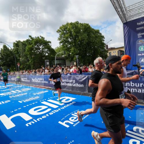 29.06.2025 - hella hamburg halbmarathon Zöllner http://msf.ph/oto/8406097 29.06.2025 10:41:04 Ziel 2949, 4871, 6550, 6683, 9358, 9755, 11062, 11922, 12088, 12385, 13029, 13158, 15689, 16347, 17032, 17100, 17620, 17720, 17971, 18045, 18049 meine-sportfotos.de