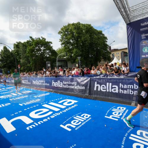29.06.2025 - hella hamburg halbmarathon Zöllner http://msf.ph/oto/8406104 29.06.2025 10:41:05 Ziel 2568, 2949, 4871, 6550, 6683, 9358, 9755, 11062, 11922, 13158, 13268, 15689, 16347, 17032, 17100, 17620, 17720, 17971, 18045, 18049 meine-sportfotos.de