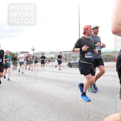 29.06.2025 - hella hamburg halbmarathon Lena Gebhardt http://msf.ph/oto/8406124 29.06.2025 10:58:44 Lombardsbrücke 13784, 1646, 1326, 16906, 1703, 1001, 1326, 1365, 1380, 1514, 1646, 1845, 2043, 2057, 2449, 2621, 2649, 2929, 3231, 3373, 3416, 3540, 3565, 3868, 4042, 4043, 4225, 4294, 4577, 4648, 5159, 5655, 5732, 5988, 6010, 6330, 6341, 6554, 6588, 6633, 6638, 6702, 6927, 7095, 7096, 7443, 7617, 7664, 7870, 7933, 7957, 7967, 8076, 8489, 8545, 8547, 8592, 8631, 8701, 8752, 9123, 9221, 9225, 9239, 9563, 9636, 9889, 9960, 9982, 10498 meine-sportfotos.de