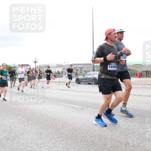 29.06.2025 - hella hamburg halbmarathon Lena Gebhardt http://msf.ph/oto/8406151 29.06.2025 10:58:44 Lombardsbrücke 17074, 13784, 646, 326, 16906, 1703, 1001, 1326, 1365, 1380, 1514, 1646, 1845, 2043, 2057, 2449, 2621, 2649, 2929, 3231, 3373, 3416, 3540, 3565, 3868, 4042, 4043, 4225, 4294, 4577, 4648, 5159, 5655, 5732, 5988, 6010, 6330, 6341, 6554, 6588, 6633, 6638, 6702, 6927, 7095, 7096, 7443, 7617, 7664, 7870, 7933, 7957, 7967, 8076, 8489, 8545, 8547, 8592, 8631, 8701, 8752, 9123, 9221, 9225, 9239, 9563, 9636, 9889, 9960, 9982, 10498 meine-sportfotos.de