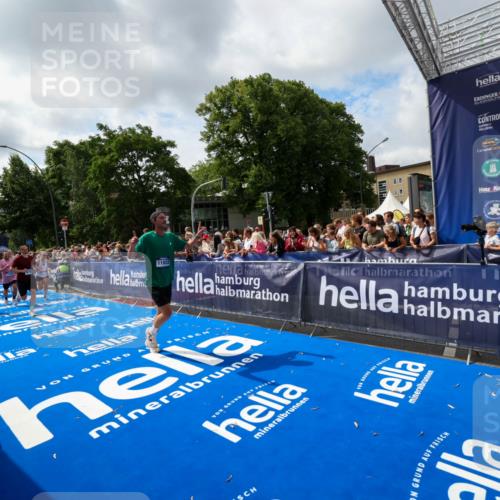 29.06.2025 - hella hamburg halbmarathon Zöllner http://msf.ph/oto/8406154 29.06.2025 10:41:06 Ziel 1136, 2568, 2949, 4871, 6550, 6683, 9358, 9755, 9815, 11062, 11922, 13268, 17100, 17620, 17971, 18045, 18049 meine-sportfotos.de