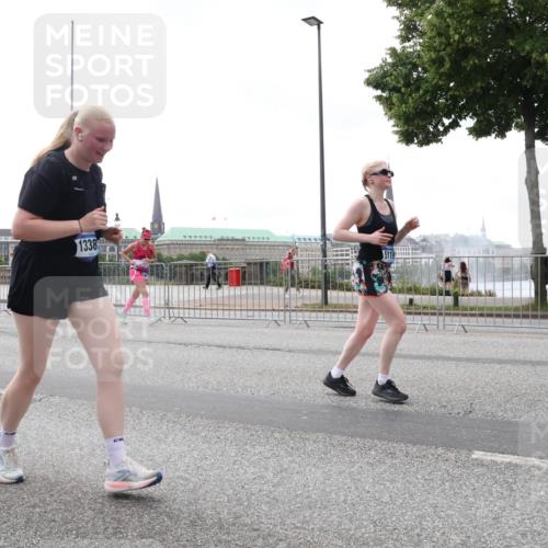 29.06.2025 - hella hamburg halbmarathon Lena Gebhardt http://msf.ph/oto/8406155 29.06.2025 10:50:27 Lombardsbrücke 1338, 1259, 1828, 1930, 2047, 3184, 3203, 3647, 3680, 3701, 3710, 3805, 3838, 3897, 4090, 4168, 4642, 4695, 4961, 5119, 5131, 5749, 5751, 5997, 6680, 6830, 7133, 7161, 7505, 7677, 7721, 7722, 7755, 7938, 8254, 8299, 8833, 8834, 9096, 9168, 9605, 9933, 9940, 10060, 10286, 10617, 10744, 11030, 11426, 11696, 11716, 11760, 12079, 13127, 13128, 13309, 13381, 13744, 13846, 13887, 14102, 14144, 14505, 14591, 14940, 15017, 15230, 15416, 15626 meine-sportfotos.de