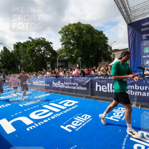 29.06.2025 - hella hamburg halbmarathon Zöllner http://msf.ph/oto/8406162 29.06.2025 10:41:07 Ziel 1136, 2568, 2949, 3618, 4871, 6550, 6683, 9358, 9659, 9755, 9815, 11062, 11922, 13268, 17100, 17620, 17971, 18045, 18049 meine-sportfotos.de