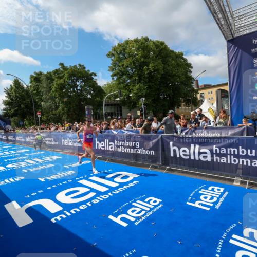 29.06.2025 - hella hamburg halbmarathon Zöllner http://msf.ph/oto/8406181 29.06.2025 10:09:04 Ziel 29 meine-sportfotos.de