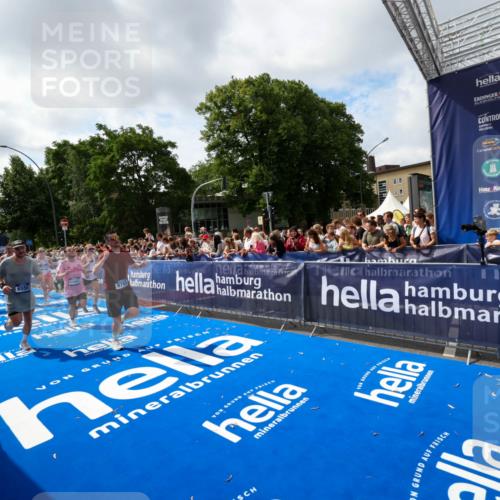 29.06.2025 - hella hamburg halbmarathon Zöllner http://msf.ph/oto/8406183 29.06.2025 10:41:08 Ziel 1136, 2568, 2949, 3618, 4380, 4871, 5709, 6550, 6683, 9358, 9659, 9755, 9815, 11062, 11922, 13268, 17100, 17620, 17971, 18045, 18049 meine-sportfotos.de