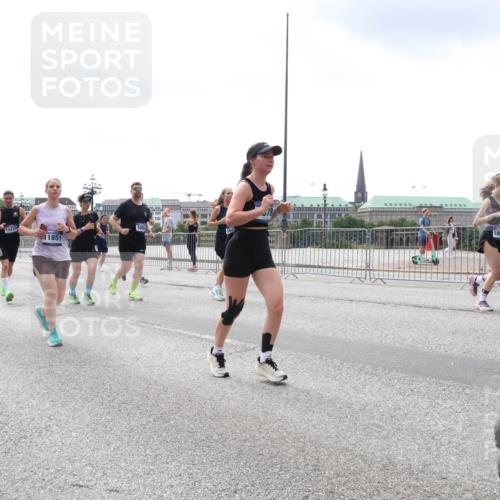 29.06.2025 - hella hamburg halbmarathon Lena Gebhardt http://msf.ph/oto/8406188 29.06.2025 10:41:19 Lombardsbrücke 5, 11680, 15224, 1649, 11851, 1858, 1314, 1317, 1536, 1542, 1623, 1731, 2153, 2229, 2258, 2805, 2858, 3344, 3532, 3533, 3623, 4234, 4412, 4415, 4530, 4610, 4638, 4774, 4775, 5086, 5225, 5549, 5688, 5689, 5753, 5928, 5942, 6088, 6098, 6250, 6474, 6793, 6842, 6894, 7022, 7023, 7661, 7821, 7829, 8293, 8385, 8429, 8430, 8586, 8751, 8769, 8848, 8878, 8992, 9009, 9237, 9962, 10181, 10269, 10348, 10407, 10483, 10644, 10835, 11053, 11166 meine-sportfotos.de
