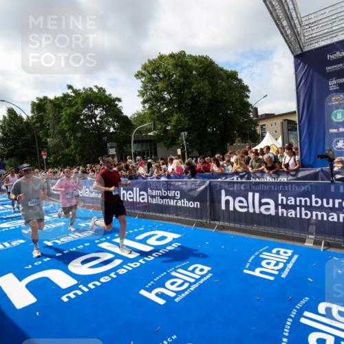 29.06.2025 - hella hamburg halbmarathon Zöllner http://msf.ph/oto/8406193 29.06.2025 10:41:08 Ziel 1136, 2568, 2949, 3618, 4380, 4871, 5709, 6550, 6683, 9358, 9659, 9755, 9815, 11062, 11922, 13268, 17100, 17620, 17971, 18045, 18049 meine-sportfotos.de