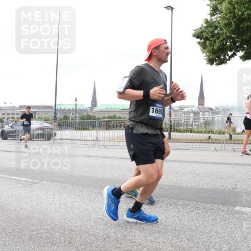 29.06.2025 - hella hamburg halbmarathon Lena Gebhardt http://msf.ph/oto/8406198 29.06.2025 10:58:44 Lombardsbrücke 1690, 1001, 1326, 1365, 1380, 1514, 1646, 1845, 2043, 2057, 2449, 2621, 2649, 2929, 3231, 3373, 3416, 3540, 3565, 3868, 4042, 4043, 4225, 4294, 4577, 4648, 5159, 5655, 5732, 5988, 6010, 6330, 6341, 6554, 6588, 6633, 6638, 6702, 6927, 7095, 7096, 7443, 7617, 7664, 7870, 7933, 7957, 7967, 8076, 8489, 8545, 8547, 8592, 8631, 8701, 8752, 9123, 9221, 9225, 9239, 9563, 9636, 9889, 9960, 9982, 10498 meine-sportfotos.de