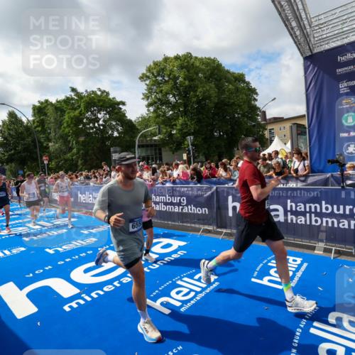 29.06.2025 - hella hamburg halbmarathon Zöllner http://msf.ph/oto/8406201 29.06.2025 10:41:08 Ziel 1136, 2568, 2949, 3618, 4380, 4871, 5709, 6550, 6683, 9358, 9659, 9755, 9815, 11062, 11922, 13268, 17100, 17620, 17971, 18045, 18049 meine-sportfotos.de