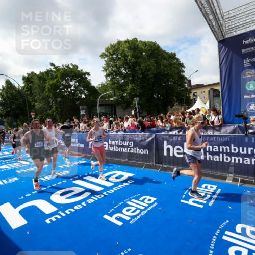 29.06.2025 - hella hamburg halbmarathon Zöllner http://msf.ph/oto/8406214 29.06.2025 10:41:10 Ziel 1136, 2568, 2949, 3618, 4380, 4871, 5709, 6683, 8122, 9358, 9659, 9815, 13268, 17100, 17620, 17971, 18045, 18049 meine-sportfotos.de