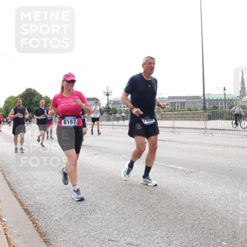 29.06.2025 - hella hamburg halbmarathon Lena Gebhardt http://msf.ph/oto/8406217 29.06.2025 10:24:22 Lombardsbrücke 8187, 7920, 1005, 1009, 1064, 1352, 1389, 1395, 1444, 2132, 2280, 2477, 2944, 3013, 3053, 3132, 3185, 3285, 3421, 3579, 3786, 4111, 4162, 4221, 4464, 4597, 4684, 4719, 4993, 5039, 5138, 5258, 5260, 5661, 5829, 5830, 5954, 6478, 6524, 6526, 6570, 7013, 7426, 7528, 7920, 7975, 8141, 8167, 8187, 8297, 8502, 8717, 9063, 9217, 9603, 11306, 11347, 11415, 11651, 12070, 12210, 12303, 13111, 13113, 13380, 13573, 13638, 13711, 14143, 15975 meine-sportfotos.de