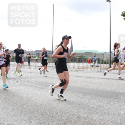 29.06.2025 - hella hamburg halbmarathon Lena Gebhardt http://msf.ph/oto/8406219 29.06.2025 10:41:19 Lombardsbrücke 15224, 16454, 11851, 1314, 1317, 1536, 1542, 1623, 1731, 2153, 2229, 2258, 2805, 2858, 3344, 3532, 3533, 3623, 4234, 4412, 4415, 4530, 4610, 4638, 4774, 4775, 5086, 5225, 5549, 5688, 5689, 5753, 5928, 5942, 6088, 6098, 6250, 6474, 6793, 6842, 6894, 7022, 7023, 7661, 7821, 7829, 8293, 8385, 8429, 8430, 8586, 8751, 8769, 8848, 8878, 8992, 9009, 9237, 9962, 10181, 10269, 10348, 10407, 10483, 10644, 10835, 11053, 11166 meine-sportfotos.de
