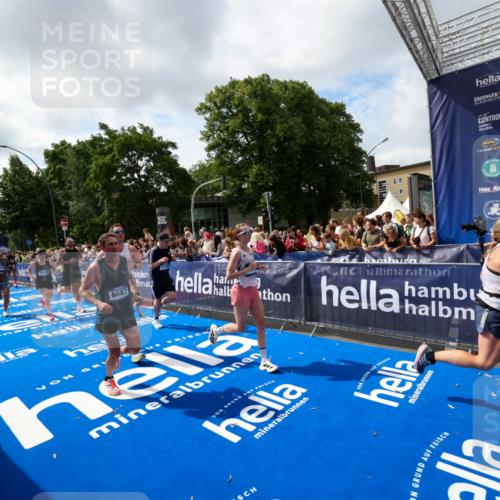 29.06.2025 - hella hamburg halbmarathon Zöllner http://msf.ph/oto/8406223 29.06.2025 10:41:10 Ziel 1136, 2568, 2949, 3618, 4380, 4871, 5709, 6683, 8122, 9358, 9659, 9815, 13268, 17100, 17620, 17971, 18045, 18049 meine-sportfotos.de