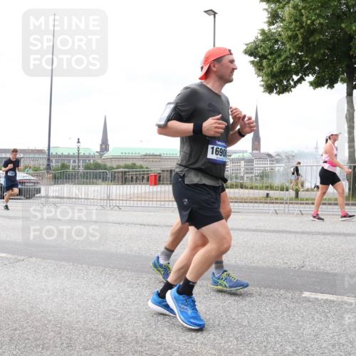 29.06.2025 - hella hamburg halbmarathon Lena Gebhardt http://msf.ph/oto/8406224 29.06.2025 10:58:44 Lombardsbrücke 1380, 1690, 1001, 1326, 1365, 1380, 1514, 1646, 1845, 2043, 2057, 2449, 2621, 2649, 2929, 3231, 3373, 3416, 3540, 3565, 3868, 4042, 4043, 4225, 4294, 4577, 4648, 5159, 5655, 5732, 5988, 6010, 6330, 6341, 6554, 6588, 6633, 6638, 6702, 6927, 7095, 7096, 7443, 7617, 7664, 7870, 7933, 7957, 7967, 8076, 8489, 8545, 8547, 8592, 8631, 8701, 8752, 9123, 9221, 9225, 9239, 9563, 9636, 9889, 9960, 9982, 10498 meine-sportfotos.de