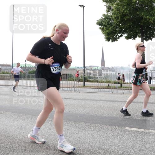 29.06.2025 - hella hamburg halbmarathon Lena Gebhardt http://msf.ph/oto/8406228 29.06.2025 10:50:27 Lombardsbrücke 1338, 1259, 1828, 1930, 2047, 3184, 3203, 3647, 3680, 3701, 3710, 3805, 3838, 3897, 4090, 4168, 4642, 4695, 4961, 5119, 5131, 5749, 5751, 5997, 6680, 6830, 7133, 7161, 7505, 7677, 7721, 7722, 7755, 7938, 8254, 8299, 8833, 8834, 9096, 9168, 9605, 9933, 9940, 10060, 10286, 10617, 10744, 11030, 11426, 11696, 11716, 11760, 12079, 13127, 13128, 13309, 13381, 13744, 13846, 13887, 14102, 14144, 14505, 14591, 14940, 15017, 15230, 15416, 15626 meine-sportfotos.de