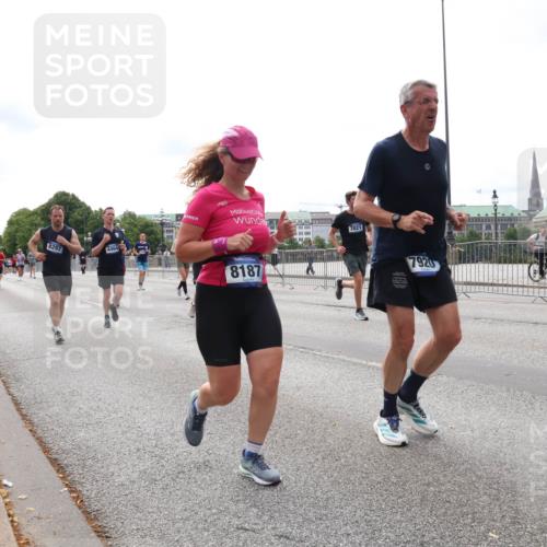 29.06.2025 - hella hamburg halbmarathon Lena Gebhardt http://msf.ph/oto/8406238 29.06.2025 10:24:23 Lombardsbrücke 8297, 7021, 8187, 7920, 1005, 1009, 1064, 1352, 1389, 1395, 1444, 2132, 2280, 2477, 2944, 3013, 3053, 3113, 3132, 3185, 3285, 3421, 3579, 3786, 4111, 4162, 4221, 4464, 4597, 4684, 4719, 4993, 5039, 5138, 5258, 5260, 5661, 5829, 5830, 5954, 6261, 6478, 6524, 6526, 6570, 7013, 7426, 7528, 7920, 7975, 8141, 8167, 8187, 8297, 8502, 8717, 9063, 9217, 10907, 11306, 11347, 11415, 11651, 12070, 12210, 12303, 13111, 13113, 13380, 13573, 13638, 13711, 14143, 15975 meine-sportfotos.de
