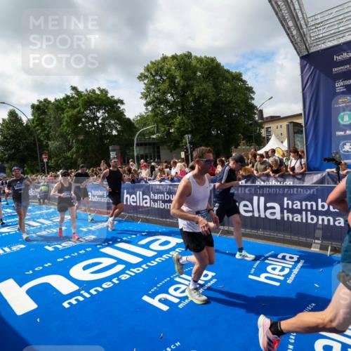 29.06.2025 - hella hamburg halbmarathon Zöllner http://msf.ph/oto/8406241 29.06.2025 10:41:11 Ziel 1136, 2568, 3332, 3618, 4380, 4871, 5709, 6683, 8122, 9358, 9659, 9815, 12895, 13268, 17100, 17620, 17971, 18045, 18049 meine-sportfotos.de