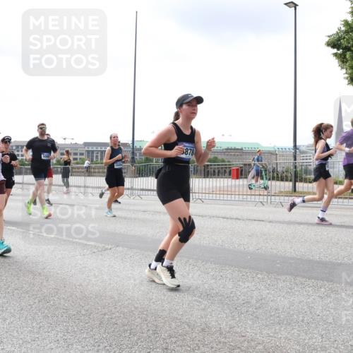 29.06.2025 - hella hamburg halbmarathon Lena Gebhardt http://msf.ph/oto/8406247 29.06.2025 10:41:19 Lombardsbrücke 1185, 16454, 878, 1314, 1317, 1536, 1542, 1623, 1731, 2153, 2229, 2258, 2805, 2858, 3344, 3532, 3533, 3623, 4234, 4412, 4415, 4530, 4610, 4638, 4774, 4775, 5086, 5225, 5549, 5688, 5689, 5753, 5928, 5942, 6088, 6098, 6250, 6474, 6793, 6842, 6894, 7022, 7023, 7661, 7821, 7829, 8293, 8385, 8429, 8430, 8586, 8751, 8769, 8848, 8878, 8992, 9009, 9237, 9962, 10181, 10269, 10348, 10407, 10483, 10644, 10835, 11053, 11166 meine-sportfotos.de