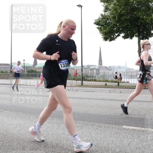 29.06.2025 - hella hamburg halbmarathon Lena Gebhardt http://msf.ph/oto/8406259 29.06.2025 10:50:27 Lombardsbrücke 1338, 1259, 1828, 1930, 2047, 3184, 3203, 3647, 3680, 3701, 3710, 3805, 3838, 3897, 4090, 4168, 4642, 4695, 4961, 5119, 5131, 5749, 5751, 5997, 6680, 6830, 7133, 7161, 7505, 7677, 7721, 7722, 7755, 7938, 8254, 8299, 8833, 8834, 9096, 9168, 9605, 9933, 9940, 10060, 10286, 10617, 10744, 11030, 11426, 11696, 11716, 11760, 12079, 13127, 13128, 13309, 13381, 13744, 13846, 13887, 14102, 14144, 14505, 14591, 14940, 15017, 15230, 15416, 15626 meine-sportfotos.de