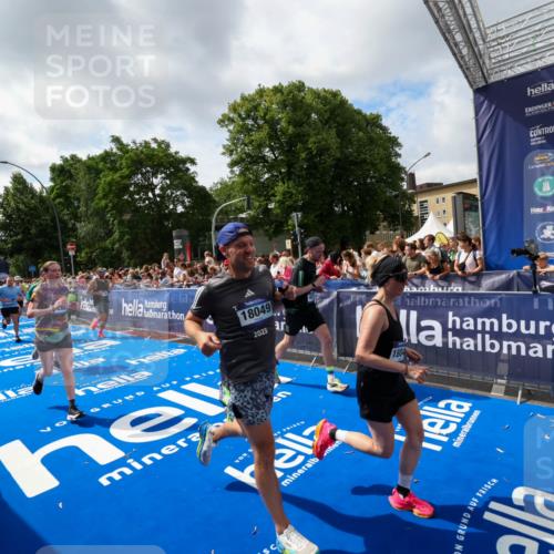 29.06.2025 - hella hamburg halbmarathon Zöllner http://msf.ph/oto/8406262 29.06.2025 10:41:12 Ziel 1136, 2568, 3332, 3618, 4205, 4380, 4871, 5709, 8122, 9358, 9659, 9815, 10375, 12895, 13268, 17100, 17620, 17834, 18045, 18049 meine-sportfotos.de