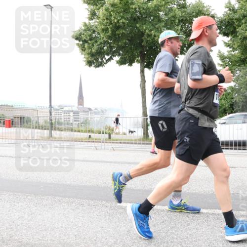 29.06.2025 - hella hamburg halbmarathon Lena Gebhardt http://msf.ph/oto/8406265 29.06.2025 10:58:45 Lombardsbrücke 1326, 1365, 1380, 1514, 1646, 1845, 2057, 2449, 2621, 2649, 2929, 3231, 3373, 3416, 3540, 3565, 3868, 4042, 4043, 4225, 4294, 4577, 4648, 5159, 5655, 5732, 5988, 6010, 6167, 6330, 6341, 6554, 6588, 6633, 6638, 6702, 6927, 7095, 7096, 7443, 7617, 7664, 7870, 7933, 7957, 7967, 8489, 8545, 8547, 8592, 8631, 8701, 8752, 9123, 9221, 9225, 9239, 9563, 9636, 9889, 9960, 9982, 10498 meine-sportfotos.de