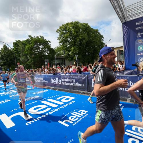 29.06.2025 - hella hamburg halbmarathon Zöllner http://msf.ph/oto/8406270 29.06.2025 10:41:13 Ziel 1136, 2568, 3332, 3618, 4205, 4380, 4871, 5709, 8122, 9659, 9815, 10375, 12895, 13268, 17834, 18045, 18049 meine-sportfotos.de