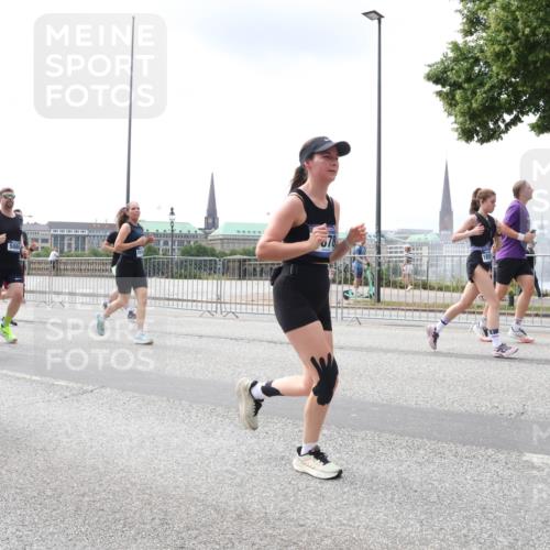29.06.2025 - hella hamburg halbmarathon Lena Gebhardt http://msf.ph/oto/8406274 29.06.2025 10:41:19 Lombardsbrücke 11851, 508, 1314, 1317, 1536, 1542, 1623, 1731, 2153, 2229, 2258, 2805, 2858, 3344, 3532, 3533, 3623, 4234, 4412, 4415, 4530, 4610, 4638, 4774, 4775, 5086, 5225, 5549, 5688, 5689, 5753, 5928, 5942, 6088, 6098, 6250, 6474, 6793, 6842, 6894, 7022, 7023, 7661, 7821, 7829, 8293, 8385, 8429, 8430, 8586, 8751, 8769, 8848, 8878, 8992, 9009, 9237, 9962, 10181, 10269, 10348, 10407, 10483, 10644, 10835, 11053, 11166 meine-sportfotos.de
