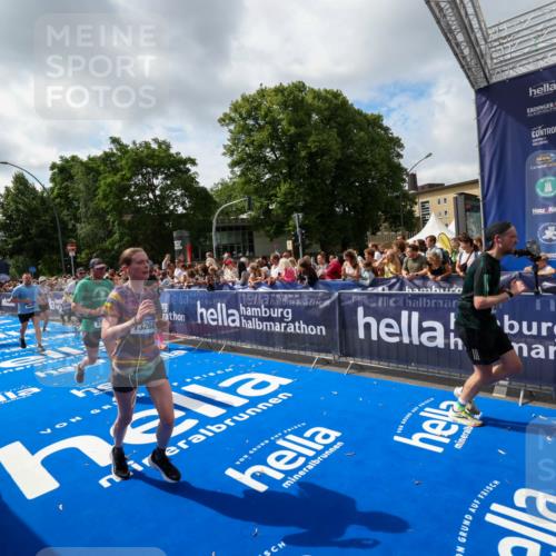29.06.2025 - hella hamburg halbmarathon Zöllner http://msf.ph/oto/8406280 29.06.2025 10:41:13 Ziel 1136, 2568, 3332, 3618, 4205, 4380, 4871, 5709, 8122, 9659, 9815, 10375, 12895, 13268, 17834, 18045, 18049 meine-sportfotos.de