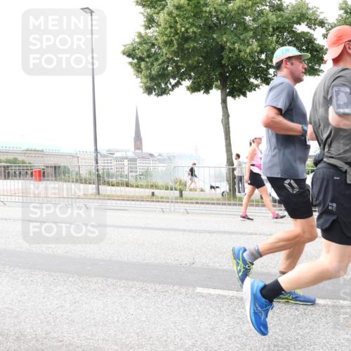 29.06.2025 - hella hamburg halbmarathon Lena Gebhardt http://msf.ph/oto/8406283 29.06.2025 10:58:45 Lombardsbrücke 1326, 1365, 1380, 1514, 1646, 1845, 2057, 2449, 2621, 2649, 2929, 3231, 3373, 3416, 3540, 3565, 3868, 4042, 4043, 4225, 4294, 4577, 4648, 5159, 5655, 5732, 5988, 6010, 6167, 6330, 6341, 6554, 6588, 6633, 6638, 6702, 6927, 7095, 7096, 7443, 7617, 7664, 7870, 7933, 7957, 7967, 8489, 8545, 8547, 8592, 8631, 8701, 8752, 9123, 9221, 9225, 9239, 9563, 9636, 9889, 9960, 9982, 10498 meine-sportfotos.de