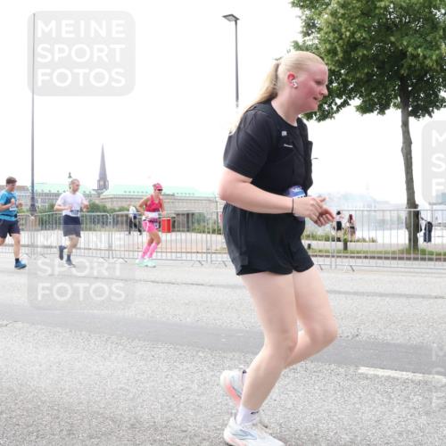 29.06.2025 - hella hamburg halbmarathon Lena Gebhardt http://msf.ph/oto/8406296 29.06.2025 10:50:27 Lombardsbrücke 1259, 1828, 1930, 2047, 3184, 3203, 3647, 3680, 3701, 3710, 3805, 3838, 3897, 4090, 4168, 4642, 4695, 4961, 5119, 5131, 5749, 5751, 5997, 6680, 6830, 7133, 7161, 7505, 7677, 7721, 7722, 7755, 7938, 8254, 8299, 8833, 8834, 9096, 9168, 9605, 9933, 9940, 10060, 10286, 10617, 10744, 11030, 11426, 11696, 11716, 11760, 12079, 13127, 13128, 13309, 13381, 13744, 13846, 13887, 14102, 14144, 14505, 14591, 14940, 15017, 15230, 15416, 15626 meine-sportfotos.de