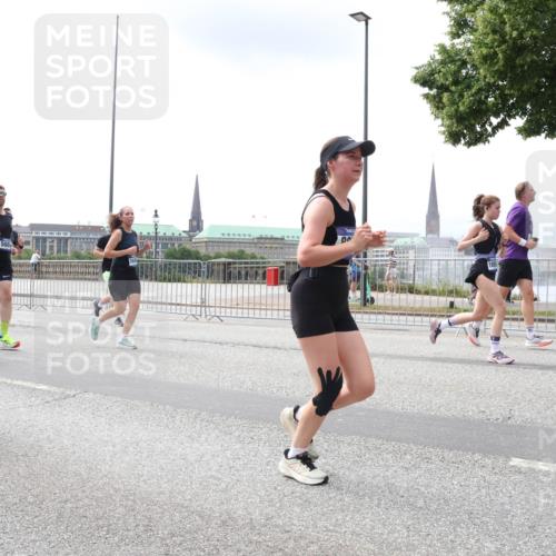 29.06.2025 - hella hamburg halbmarathon Lena Gebhardt http://msf.ph/oto/8406301 29.06.2025 10:41:19 Lombardsbrücke 11851, 00, 1314, 1317, 1536, 1542, 1623, 1731, 2153, 2229, 2258, 2805, 2858, 3344, 3532, 3533, 3623, 4234, 4412, 4415, 4530, 4610, 4638, 4774, 4775, 5086, 5225, 5549, 5688, 5689, 5753, 5928, 5942, 6088, 6098, 6250, 6474, 6793, 6842, 6894, 7022, 7023, 7661, 7821, 7829, 8293, 8385, 8429, 8430, 8586, 8751, 8769, 8848, 8878, 8992, 9009, 9237, 9962, 10181, 10269, 10348, 10407, 10483, 10644, 10835, 11053, 11166 meine-sportfotos.de