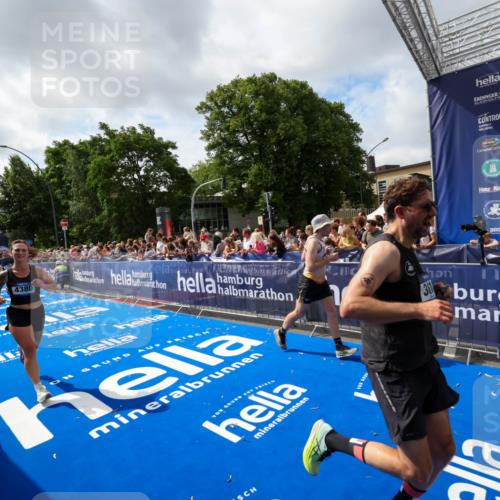 29.06.2025 - hella hamburg halbmarathon Zöllner http://msf.ph/oto/8406307 29.06.2025 10:41:16 Ziel 3332, 3618, 4205, 4380, 5387, 5709, 6901, 8122, 9659, 9711, 10375, 12434, 12895, 17834 meine-sportfotos.de